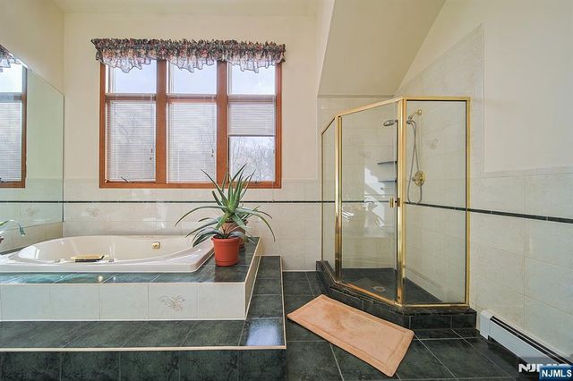 19 Dave Espie Way, Wayne, NJ 07470