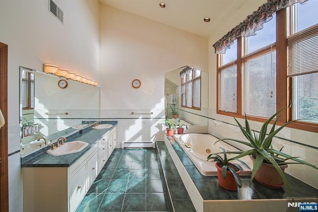 19 Dave Espie Way, Wayne, NJ 07470