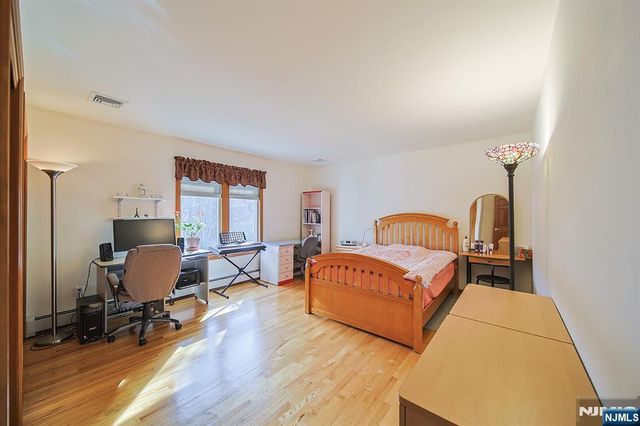 19 Dave Espie Way, Wayne, NJ 07470