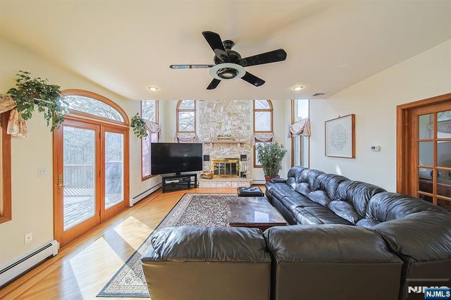 19 Dave Espie Way, Wayne, NJ 07470