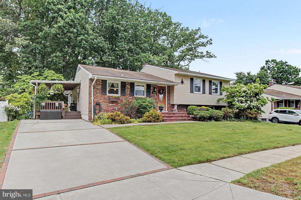 Image 2 of property listing at 4709 BALLYGAR RD, Baltimore, MD 21236