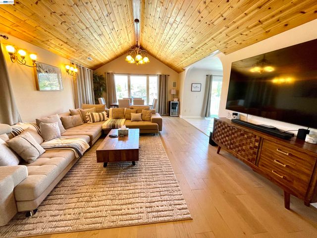 668 Keys Blvd., Clearlake Oaks, CA 95423