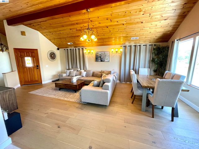 668 Keys Blvd., Clearlake Oaks, CA 95423