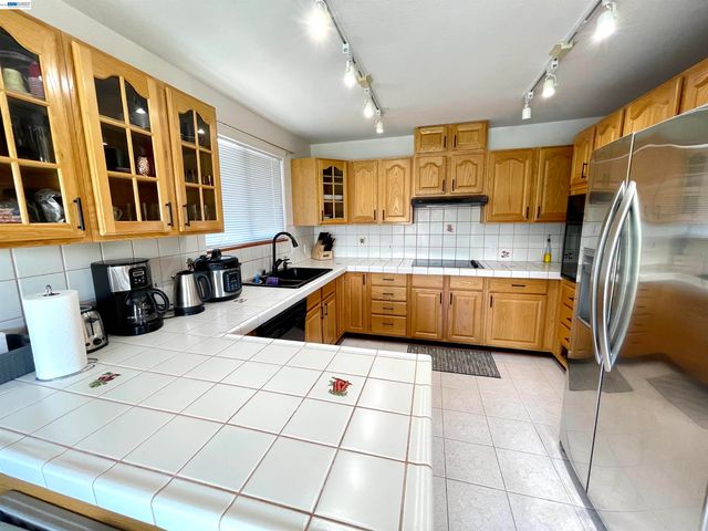 668 Keys Blvd., Clearlake Oaks, CA 95423