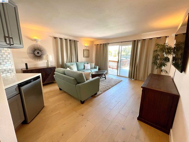 668 Keys Blvd., Clearlake Oaks, CA 95423