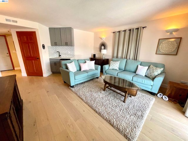 668 Keys Blvd., Clearlake Oaks, CA 95423