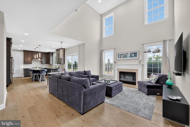 5 DORCHESTER LN, Newtown, PA 18940