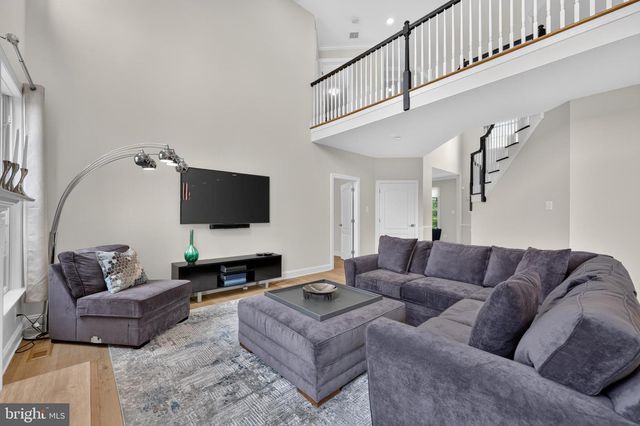 5 DORCHESTER LN, Newtown, PA 18940