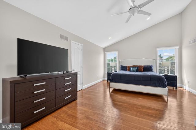 5 DORCHESTER LN, Newtown, PA 18940