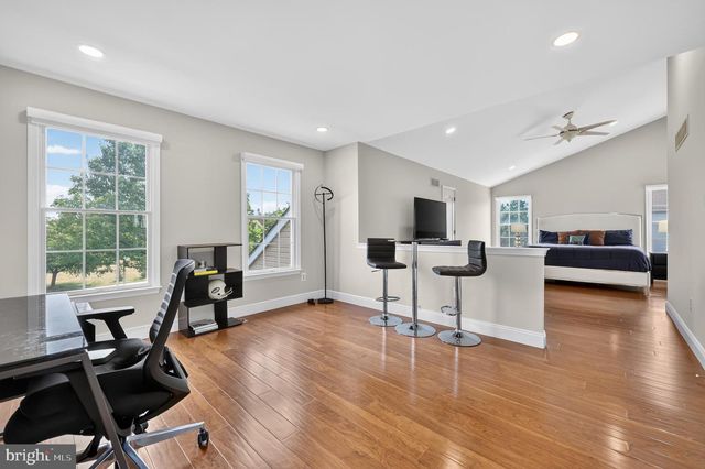 5 DORCHESTER LN, Newtown, PA 18940