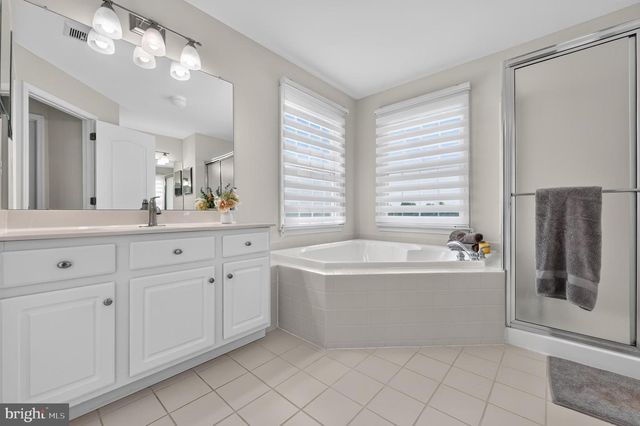 5 DORCHESTER LN, Newtown, PA 18940