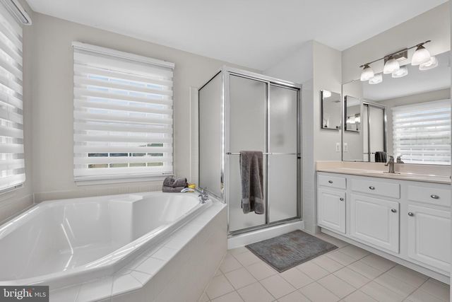 5 DORCHESTER LN, Newtown, PA 18940