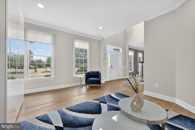 5 DORCHESTER LN, Newtown, PA 18940