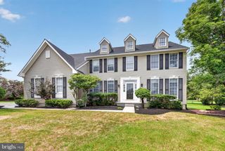5 DORCHESTER LN, Newtown, PA 18940