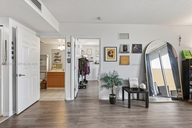 900 SW 8th St 505, Miami, FL 33130