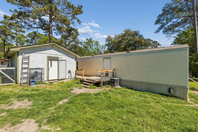 152 E Oak Shadows, Onalaska, TX 77360