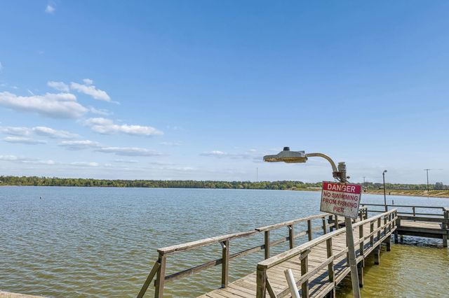 152 E Oak Shadows, Onalaska, TX 77360