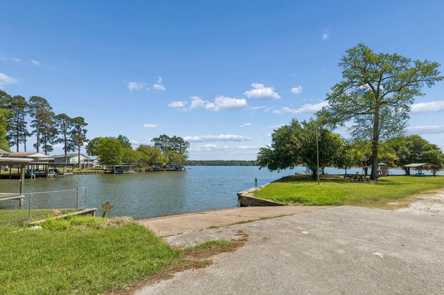 152 E Oak Shadows, Onalaska, TX 77360