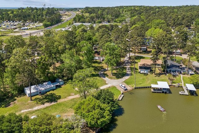 152 E Oak Shadows, Onalaska, TX 77360