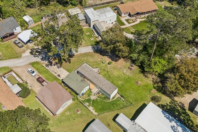 152 E Oak Shadows, Onalaska, TX 77360