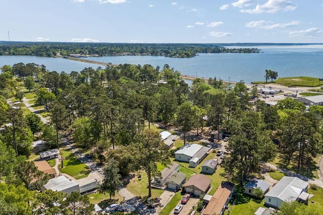 152 E Oak Shadows, Onalaska, TX 77360