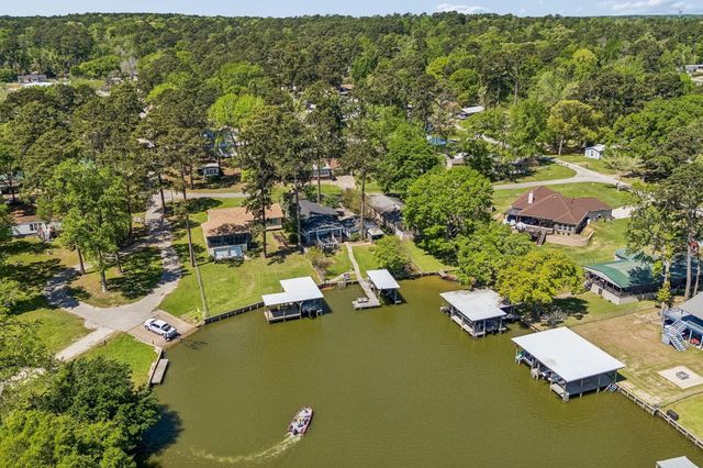 152 E Oak Shadows, Onalaska, TX 77360