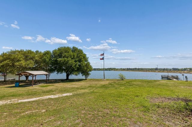 152 E Oak Shadows, Onalaska, TX 77360