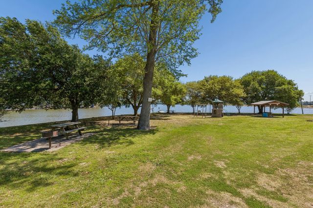 152 E Oak Shadows, Onalaska, TX 77360