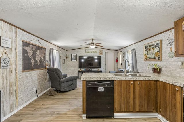 152 E Oak Shadows, Onalaska, TX 77360