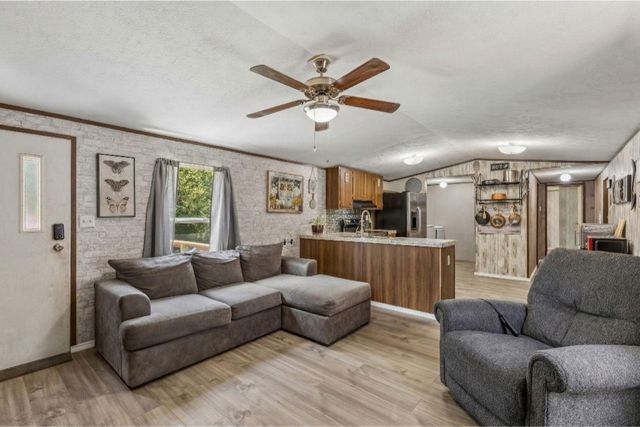 152 E Oak Shadows, Onalaska, TX 77360