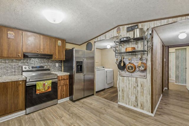 152 E Oak Shadows, Onalaska, TX 77360