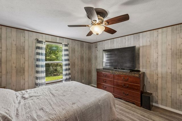 152 E Oak Shadows, Onalaska, TX 77360