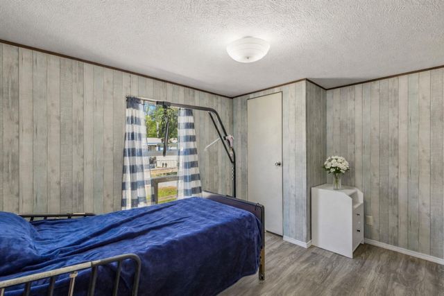 152 E Oak Shadows, Onalaska, TX 77360