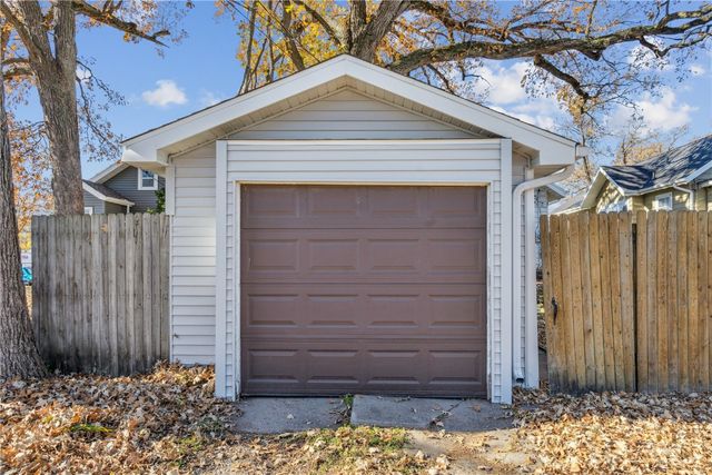 910 Maplewood Drive NE, Cedar Rapids, IA 52402