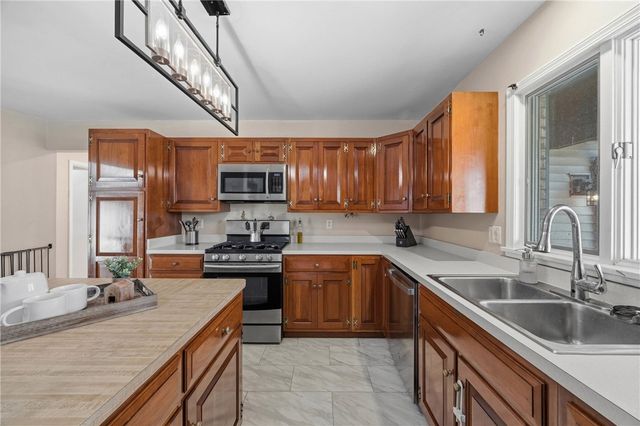 1738 Creek St, Penfield, NY 14526