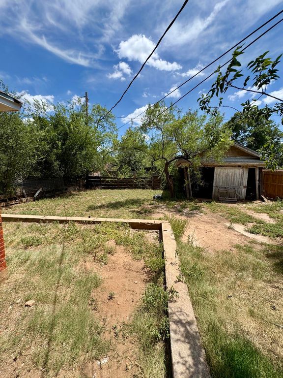 Image 13 of property listing at 2233 Chestnut Street, San Angelo, TX 76901