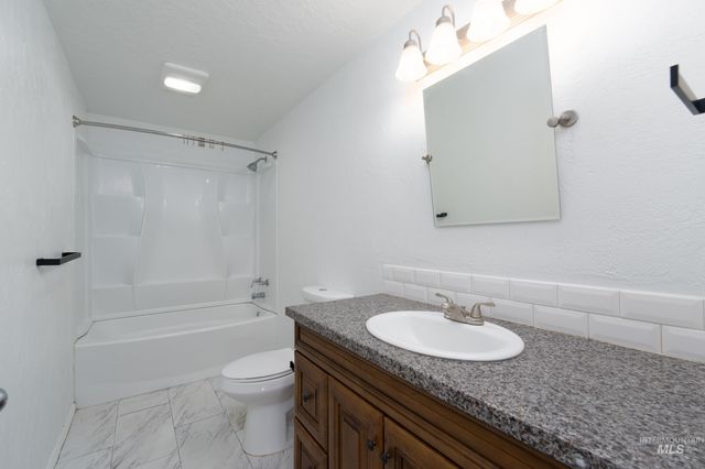 4907 Stamm Ln, Nampa, ID 83687