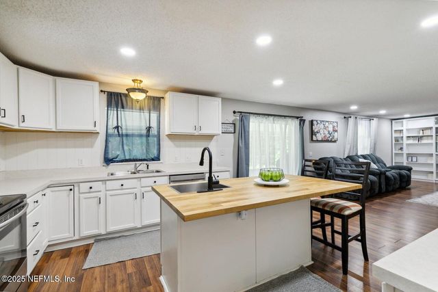 8164 FOXDALE Drive, Jacksonville, FL 32210