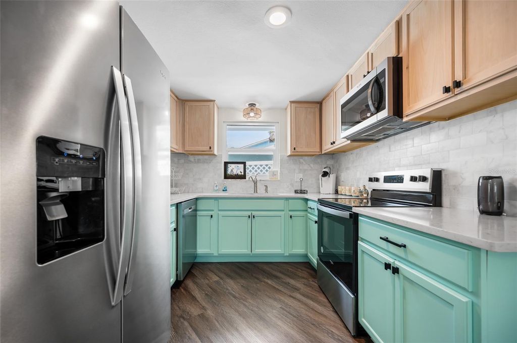 Image 20 of property listing at 1280 HOLIDAY DRIVE, Englewood, FL 34223