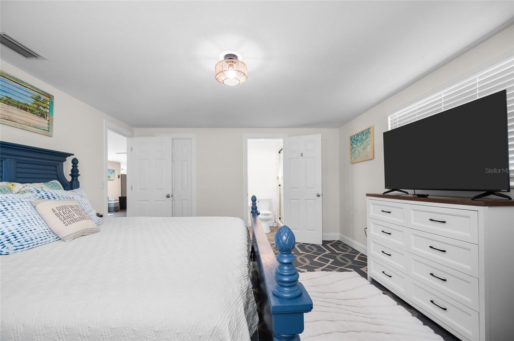 Image 24 of property listing at 1280 HOLIDAY DRIVE, Englewood, FL 34223