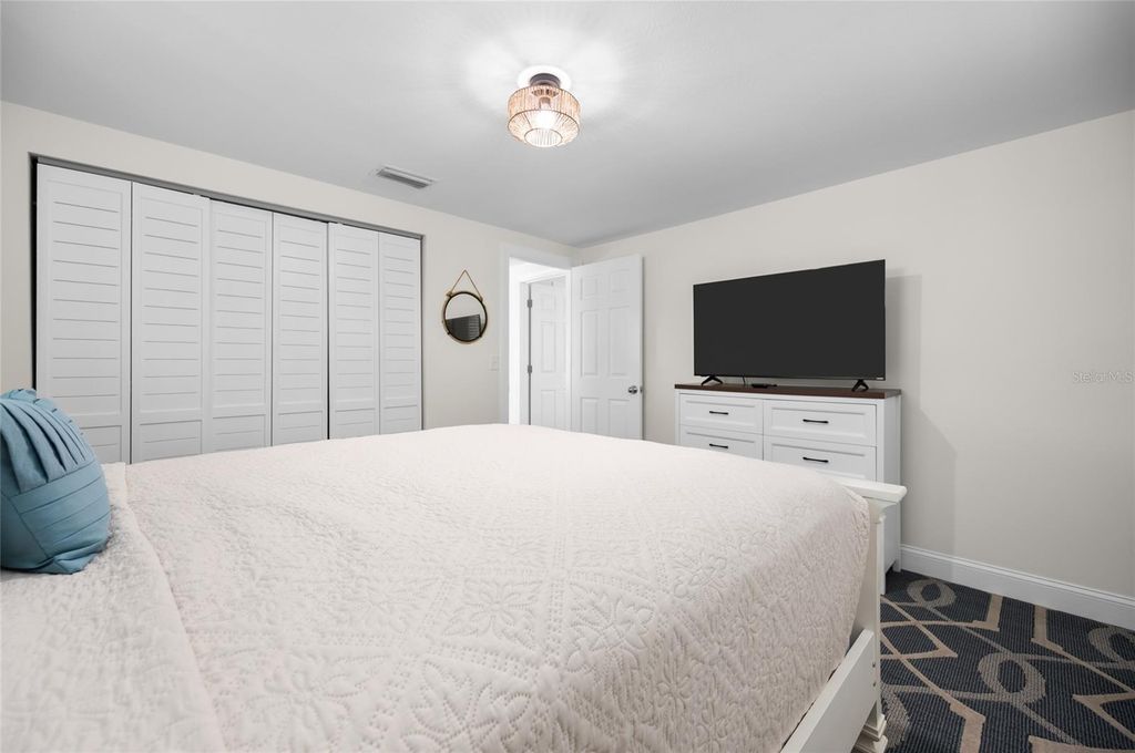 Image 28 of property listing at 1280 HOLIDAY DRIVE, Englewood, FL 34223
