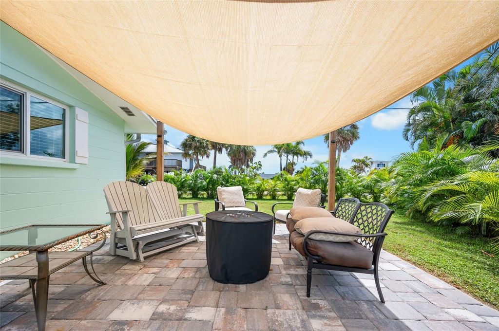 Image 32 of property listing at 1280 HOLIDAY DRIVE, Englewood, FL 34223