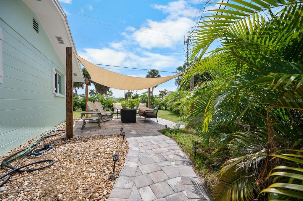 Image 33 of property listing at 1280 HOLIDAY DRIVE, Englewood, FL 34223