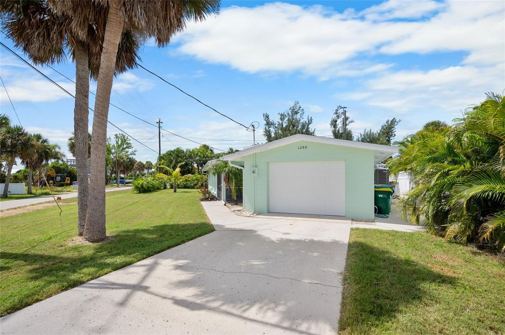 Image 36 of property listing at 1280 HOLIDAY DRIVE, Englewood, FL 34223