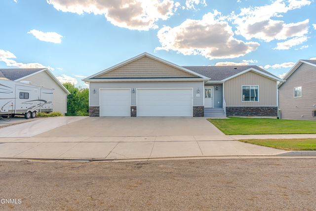 2013 Macedonia Avenue SE, Mandan, ND 58554 property photo