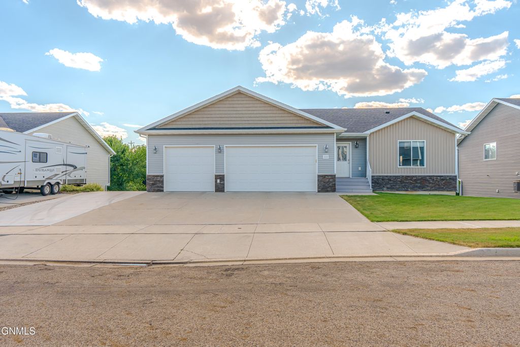 2013 Macedonia Avenue SE, Mandan, ND 58554 photo 1