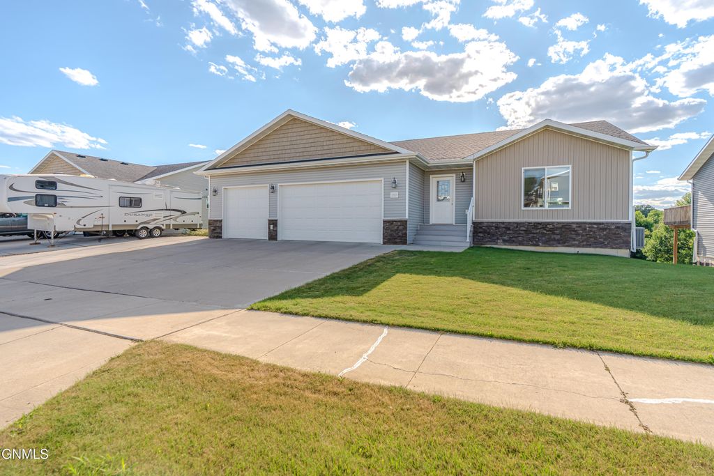 2013 Macedonia Avenue SE, Mandan, ND 58554 photo 2