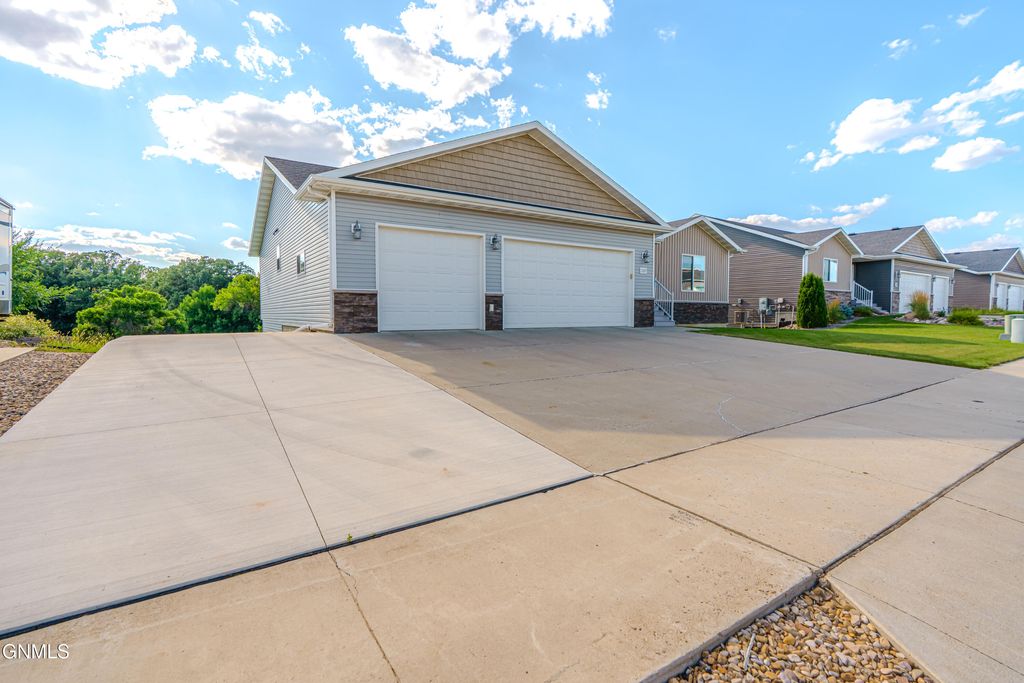 2013 Macedonia Avenue SE, Mandan, ND 58554 photo 3