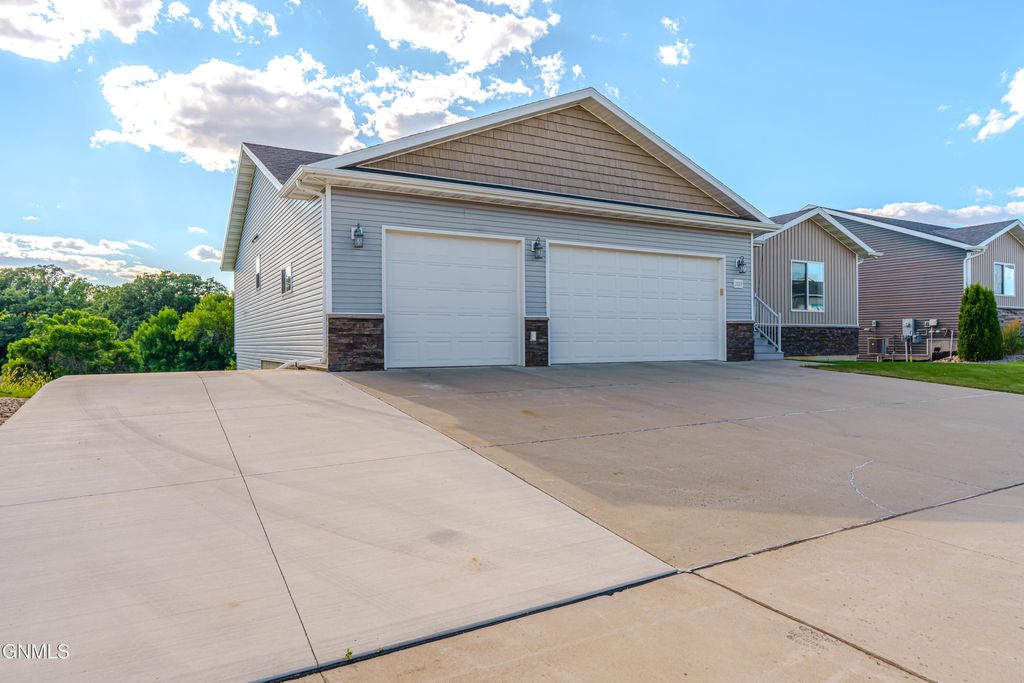 2013 Macedonia Avenue SE, Mandan, ND 58554 photo 4