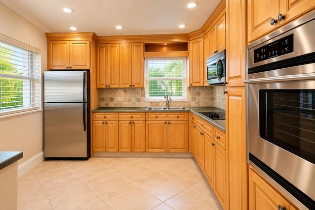 20 COLONIAL CLUB Drive 200, Boynton Beach, FL 33435